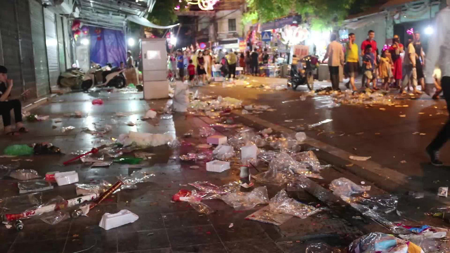 Phố Hàng Mã ngập trong 'biển rác' sau đêm Trung thu