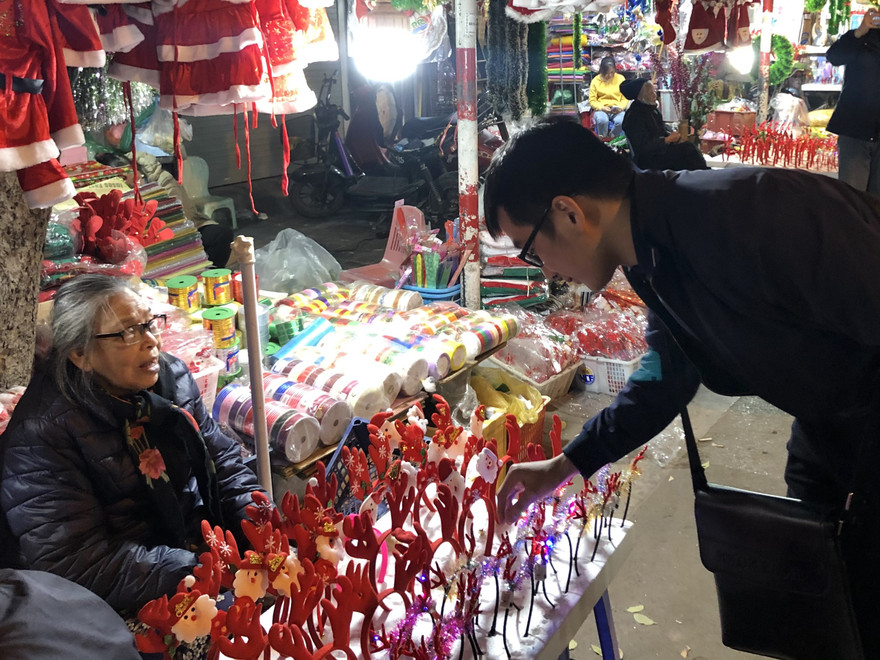 Nhộn nhịp thị trường đồ trang trí, quà tặng Noel