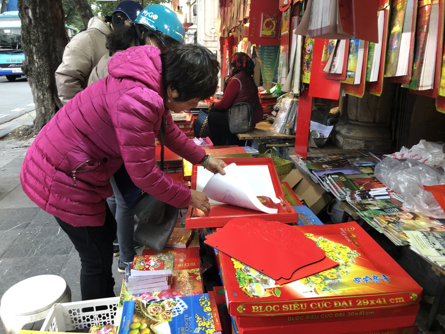 Tết Dương lịch đến gần, phố phường Hà Nội ngập tràn sắc đỏ