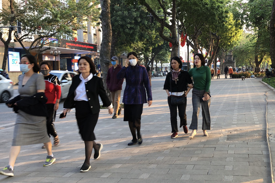 Nhiều người tụ tập đông người không đeo khẩu trang.