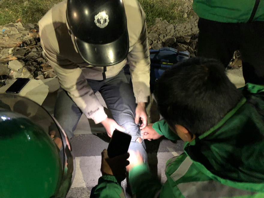 Đội Fas Angle sơ cấp cứu cho người bị tai nạn giao thông trên trục đường có tai nạn giao thông.