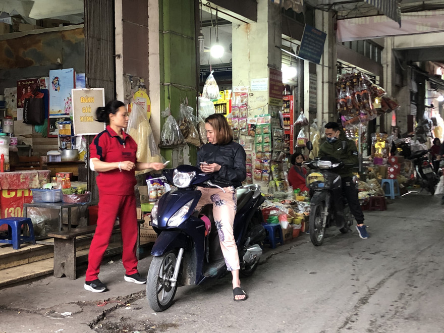 Ảnh người dân không đeo khẩu trang tại chợ Đồng Xuân