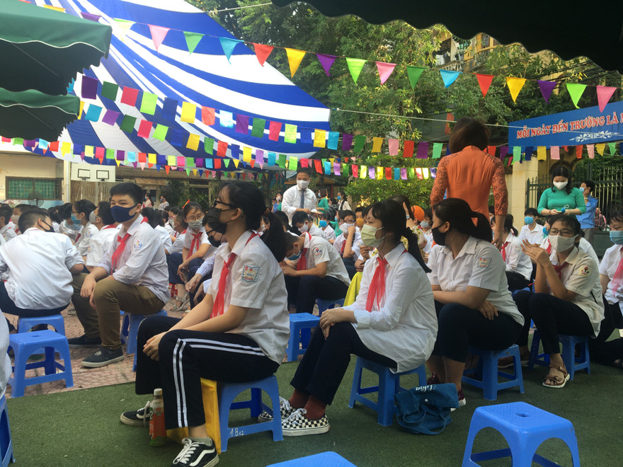 Lễ khai giảng ở ngôi trường học sinh hát Quốc ca bằng tay