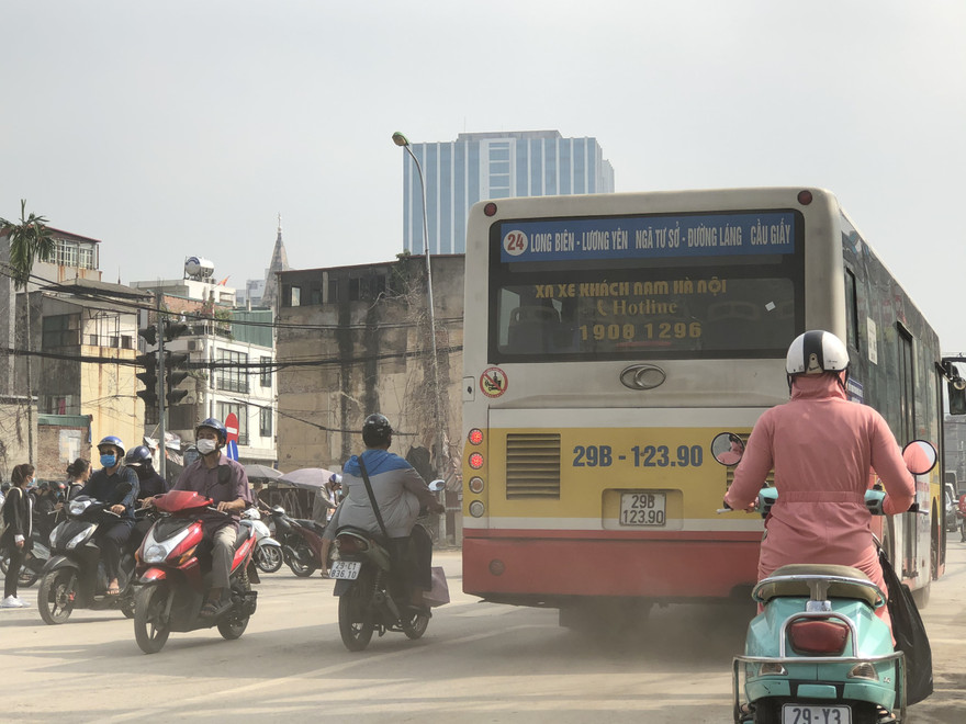 Những ‘con đường đau khổ’ đầy khói bụi ở Hà Nội