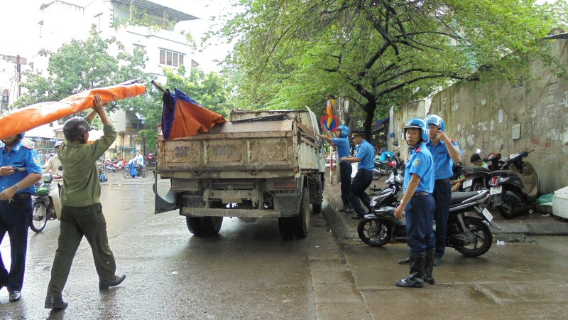 Kiểm tra, dẹp bỏ các bãi trông xe trái phép cạnh Bến xe Giáp Bát