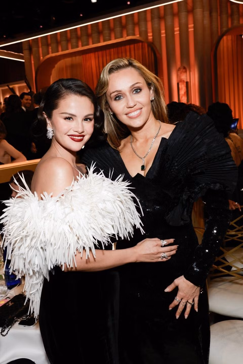 miley-selena.jpg