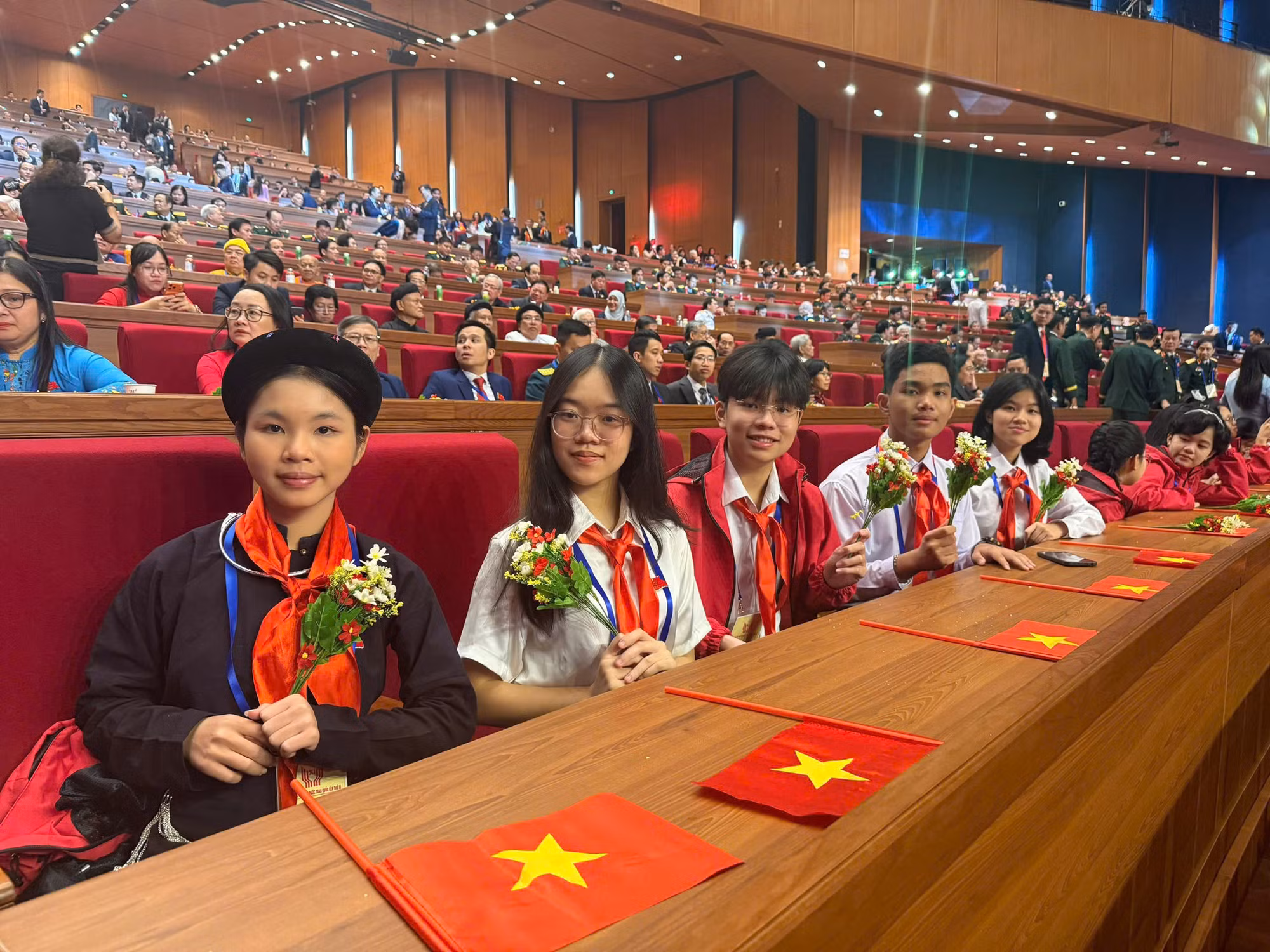 le-gia-vinh-thu-3-ben-trai-cung-doan-dai-bieu-trung-uong-doan-tai-dai-hoi-thi-dua-yeu-nuoc-lan-thu-xi.jpg