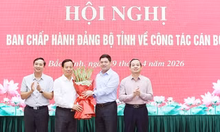 Lãnh đạo tỉnh Bắc Ninh chúc mừng ông Cảnh.