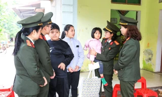 Hội phụ nữ Phòng An ninh đối ngoại nhận đỡ đầu cháu Đoàn Đông Quân và Đoàn Đông Nhi.