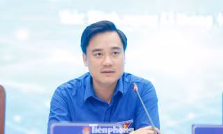 Bí thư Tỉnh Đoàn Trần Văn Đăng trả lời câu hỏi của các đoàn viên.