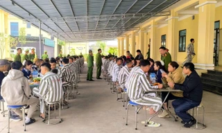 Các phạm nhân và người thân có cuộc gặp đặc biệt vào cuối năm. Ảnh: Cổng thông tin Công an tỉnh Bắc Ninh