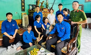 Đoàn phường Vũ Ninh (tỉnh Bắc Ninh) đến thăm hỏi, tặng quà và dọn dẹp nhà cửa Mẹ Việt Nam Anh hùng Nguyễn Thị Ngần.