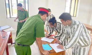 Cán bộ Trại tạm giam số 2 – Công an tỉnh Bắc Ninh làm thủ tục trả tự do cho phạm nhân được giảm hết thời hạn chấp hành án phạt tù còn lại.