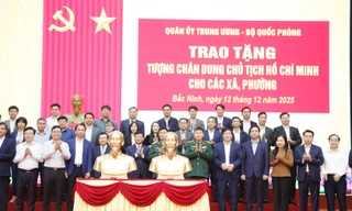 Quân ủy Trung ương – Bộ Quốc phòng tổ chức trao 99 tượng Bác Hồ tặng các xã, phường tỉnh Bắc Ninh.