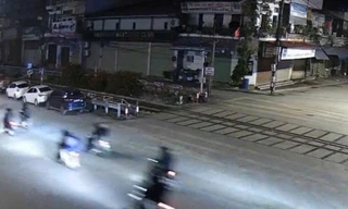 Các đối tượng điều khiển phương tiện đi với tốc độ cao, mang theo hung khí để tìm các nhóm thanh niên khác đuổi đánh.