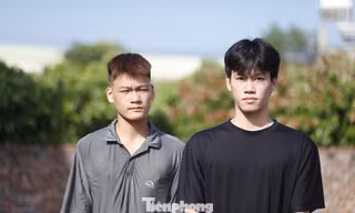 Hai anh em Đỗ Đường Nhất và Đỗ Đường Thứ cùng viết đơn tình nguyện nhập ngũ. Ảnh: Nguyễn Thắng