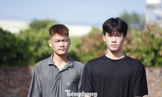 Hai anh em Đỗ Đường Nhất và Đỗ Đường Thứ cùng viết đơn tình nguyện nhập ngũ. Ảnh: Nguyễn Thắng