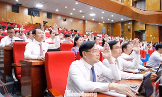 Đại biểu thông qua các nghị quyết tại kỳ họp HĐND tỉnh Bắc Ninh. Ảnh: Nguyễn Thắng.