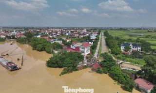 Nước lũ sông Cầu dâng cao mấp mé bờ đê tại xã Xuân Cẩm sau bão số 11. Ảnh: Nguyễn Thắng