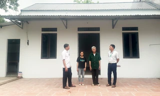 Bàn giao nhà mới cho người dân thuộc đối tượng xóa nhà tạm, nhà dột nát ở tỉnh Bắc Ninh.