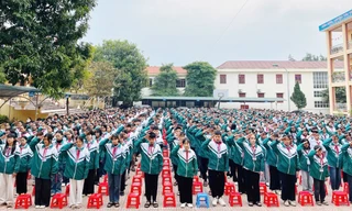 Các em học sinh tỉnh Bắc Ninh đồng loạt chào cờ trước giờ khai mạc Đại hội Đảng toàn quốc lần thứ XIV.