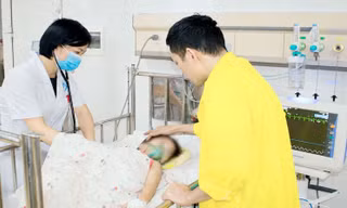 Bác sĩ kiểm tra sức khỏe bé T.