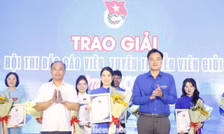 Ban tổ chức trao giải Nhất cho thí sinh Nguyễn Thị Phương Thảo. Ảnh: Nguyễn Thắng