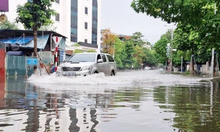 Nhiều tuyến đường ở phường Bắc Giang ngập sâu khi trời mưa to. Ảnh: Nguyễn Thắng