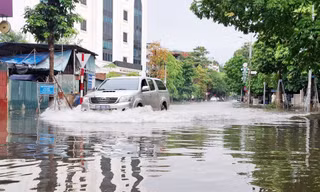 Nhiều tuyến đường ở phường Bắc Giang ngập sâu khi trời mưa to. Ảnh: Nguyễn Thắng