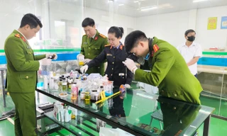 Công an khám xét Công ty cổ phần dược BMP. Ảnh: Công an tỉnh Bắc Ninh.