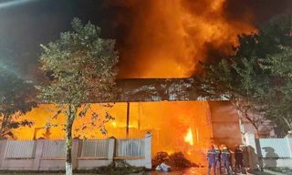 Cơ quan chức năng tỉnh Bắc Ninh chữa cháy tại một doanh nghiệp trong tỉnh.