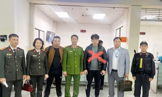 Công an tỉnh Bắc Ninh bàn giao đối tượng truy nã đỏ của Interpol.