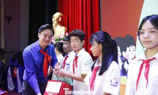 Lãnh đạo Tỉnh Đoàn Bắc Ninh trao quà tặng các em có hoàn cảnh khó khăn vươn lên học giỏi. Ảnh: Nguyễn Thắng