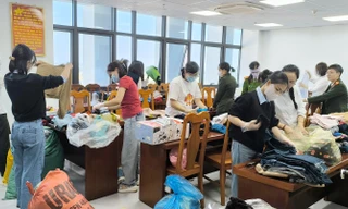 Ban Phụ nữ Công an tỉnh Bắc Ninh phân loại quần áo để ủng hộ bà con vùng lũ ở tỉnh Phú Yên (cũ).