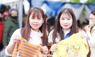 Người dân Đại Sơn vui vẻ tham gia gian hàng 0 đồng.