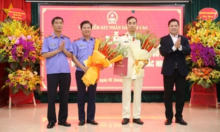 Ông Phạm Hải Anh - Phó Chánh Văn phòng VKSND Tối cao (áo trắng) giữ chức vụ Viện trưởng VKSND tỉnh Bắc Ninh.