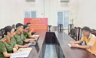 Công an làm việc trường hợp đăng tin sai sự thật. Ảnh: Công an tỉnh Bắc Ninh