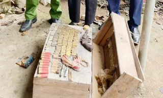 Hòm chứa súng, lựu đạn mà bà Tiến phát hiện.