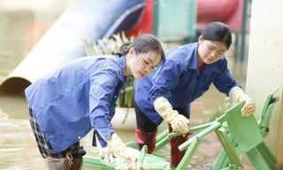 Một cô giáo lau chùi sạch sẽ để đón các em đến trường. Ảnh: Nguyễn Thắng