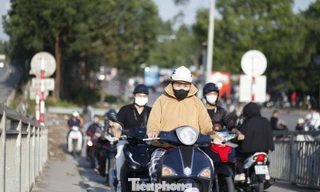 Công nhân lưu thông trên cầu vượt qua cao tốc Hà Nội - Bắc Giang để sang Khu công nghiệp Vân Trung. Ảnh: Nguyễn Thắng