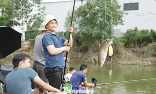 Một cần thủ ở phường Thuận Thành đi hàng chục km đến phường Việt Yên câu cá vùng nước ngập sau lũ.