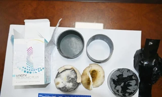 Ảnh: Hộp đựng và vật dụng các đối tượng sử dụng để thực hiện hành vi lừa đảo