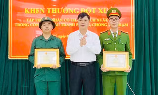 Lãnh đạo xã Yên Thế khen thưởng tân binh Vũ Tuấn Quyết (bên trái) và công an xã.