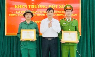 Lãnh đạo xã Yên Thế khen thưởng tân binh Vũ Tuấn Quyết (bên trái) và công an xã.