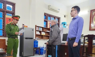 Cơ quan Cảnh sát điều tra tống đạt quyết định khởi tố cho bị can Đinh Đồng Phiên.