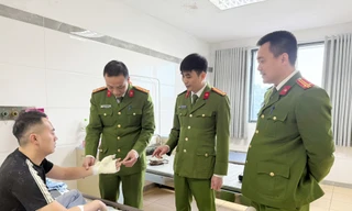 Thăm hỏi, động viên Đại úy Nguyễn Nhân Huy. Ảnh: Công an phường Vũ Ninh.