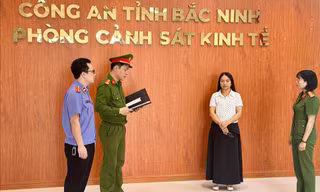 Bị can Nguyễn Thị Hà (áo trắng) nghe công bố quyết định khởi tố, tạm giam.