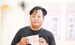 Lãnh đạo phường Bắc Giang trực tiếp trao quà tiền Quốc khánh 2/9 đến người dân. Ảnh: Nguyễn Thắng