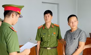 Cơ quan Công an đọc lệnh bắt tạm giam đối tượng Duyệt. Ảnh: Công an tỉnh Bắc Ninh