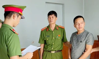 Cơ quan Công an đọc lệnh bắt tạm giam đối tượng Duyệt. Ảnh: Công an tỉnh Bắc Ninh